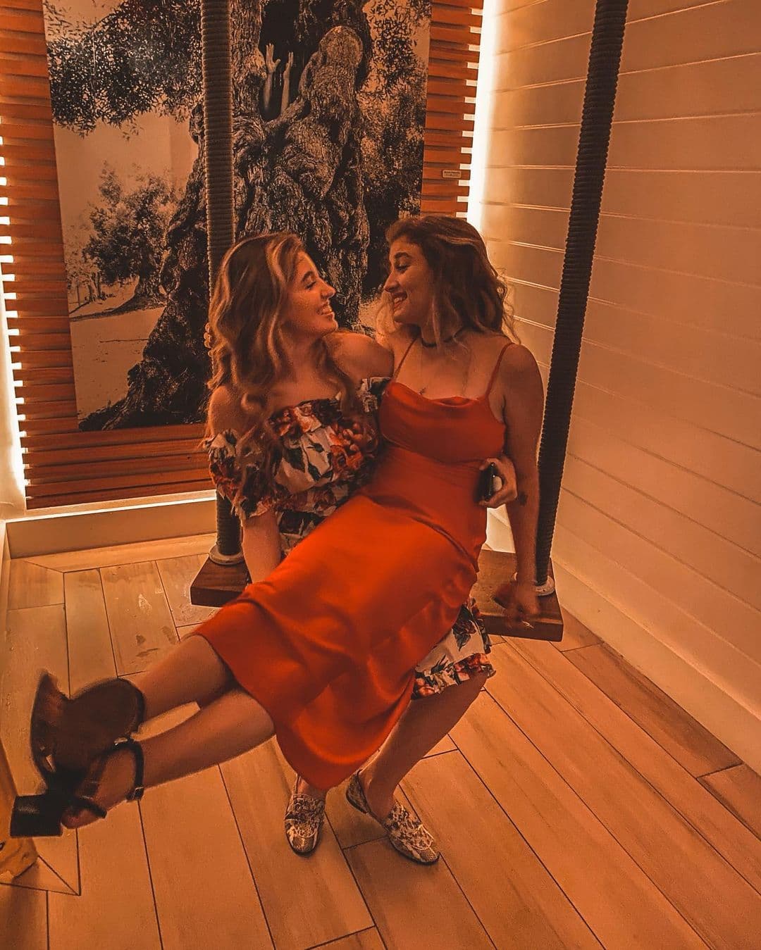 “Mi bebé, mi otra mitad, mi chiquita. No puedo creer que cumples 15 años, que cambias el zapato por tacón y de niña a mujer, una flor abriendo sus pétalos. NO CREZCAS MÁS, eres mi bebé. Te amo con todo mi corazón, sé que siempre lograrás todo lo que te propongas. Felices 15 primaveras”, señaló.