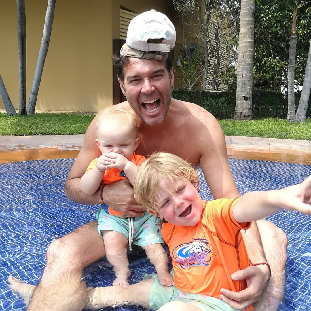 Pero a los ojos de su esposa no solo era un gran papá, su hijo Matías lo llamaba su héroe. “Matías dice que eres su superhéroe que te ama mucho y que eres divertido. Mauro dice que ‘I lo yu’”.