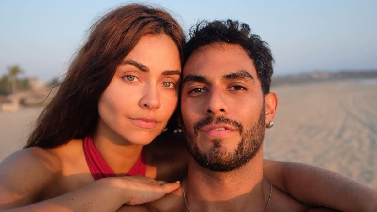 A meses de concluir su divorcio de Andrés Tovar, Claudia Martín decidió abrirse al amor con Hugo Catalán, con quien comenzó a salir a principios de 2022, confirmando su relación en enero de ese mismo año.