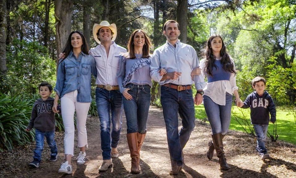 Tanto Ana Paula como sus cuatro hermanos son fruto del matrimonio de Biby Gaytán con Eduardo Capetillo, quienes se conocieron en el grupo Timbiriche, pero fue hasta 1992 que surgió el amor mientras trabajaban en la telenovela ‘Baila conmigo’. Dos años más tarde, se casaron en una majestuosa boda en Morelos.