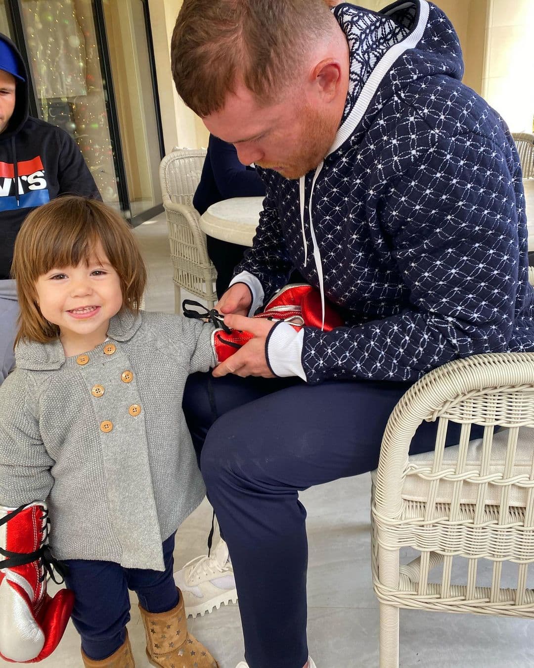 A diferencia de su hermana Mía, es más común que María Fernanda protagonice tiernas fotografías junto a su famoso padre.