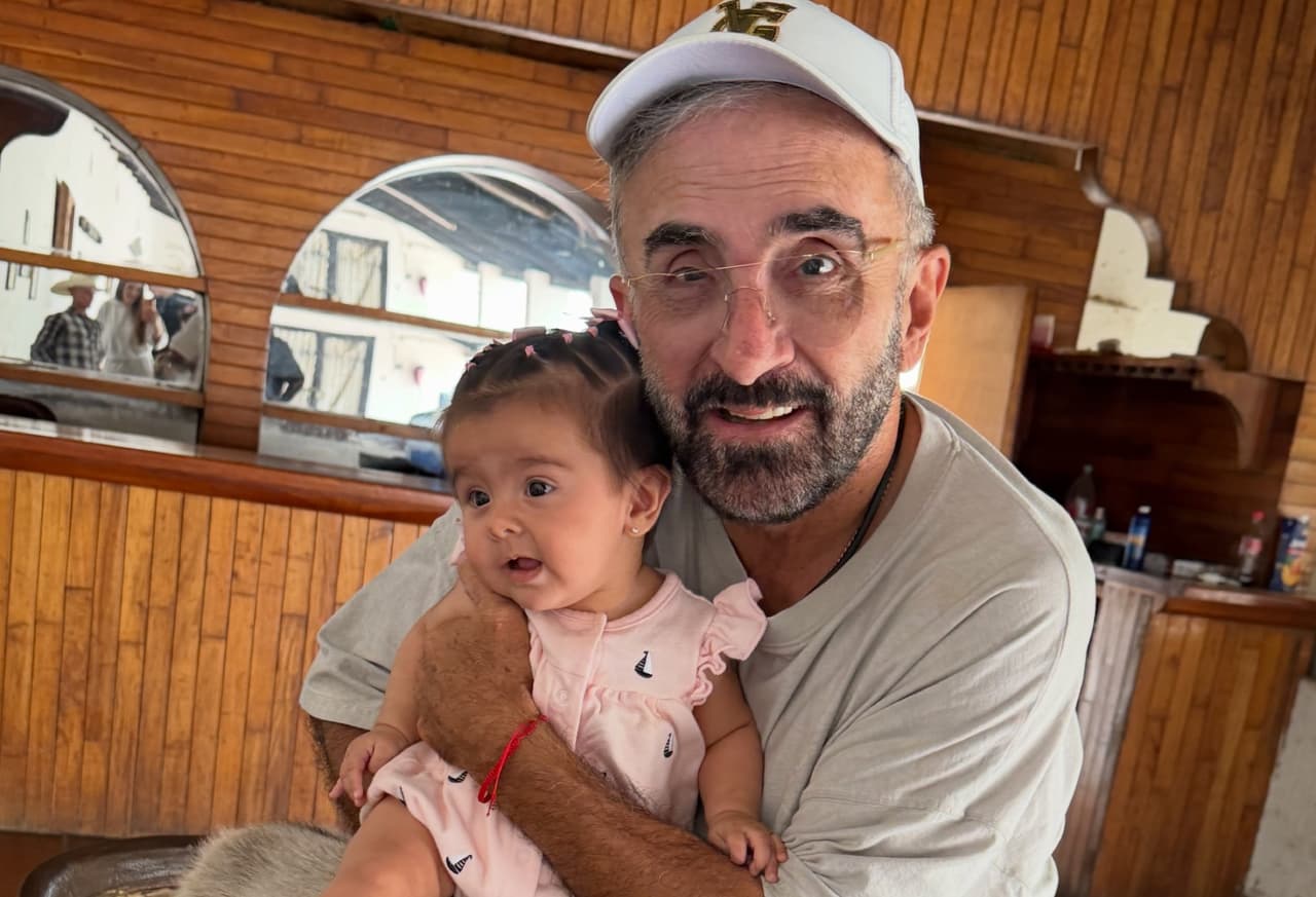 Vicente Fernández jr con su pequeña hija Isabella.