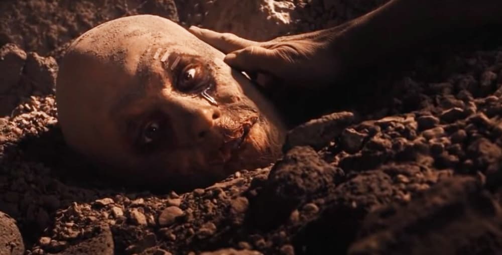 La escena post créditos de esta cinta muestra la cabeza decapitada de Deadpool. En un instante, la cabeza abre sus ojos, demostrando así que el “villano” no está muerto. La mala recepción de 'X-Men Origins: Wolverine' hizo imposible que Logan y Deadpool tuvieran su revancha en una secuela.