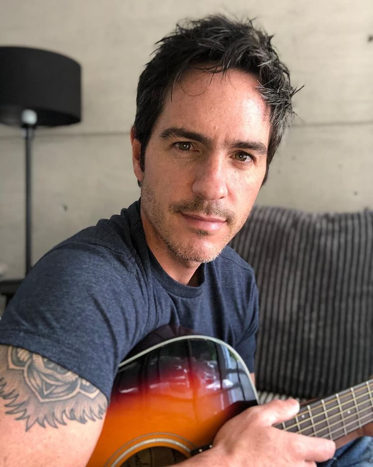 Mauricio Ochmann habla de su novia y de la controversia que desató en redes con mensaje.