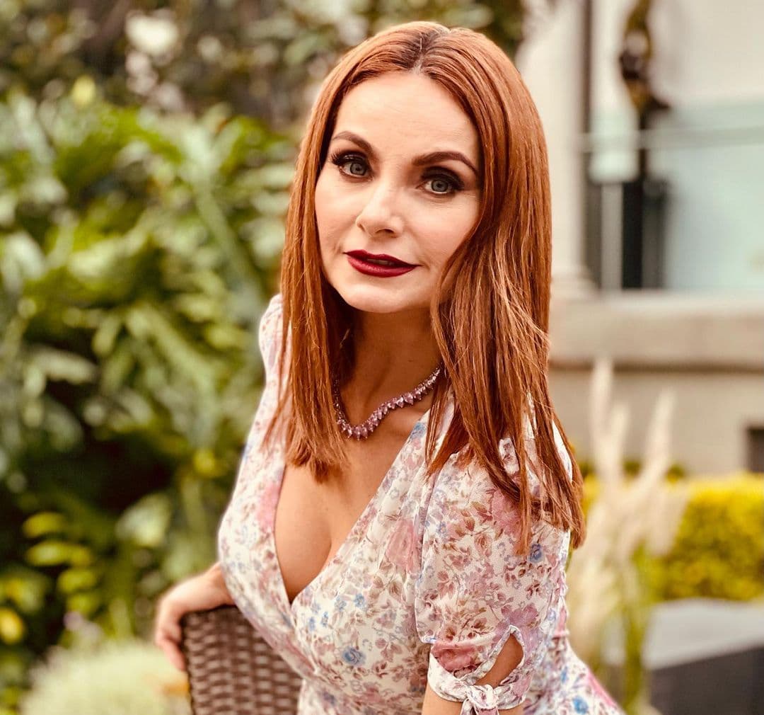 Elizabeth Álvarez sorprende con vestido mexicano y trendy