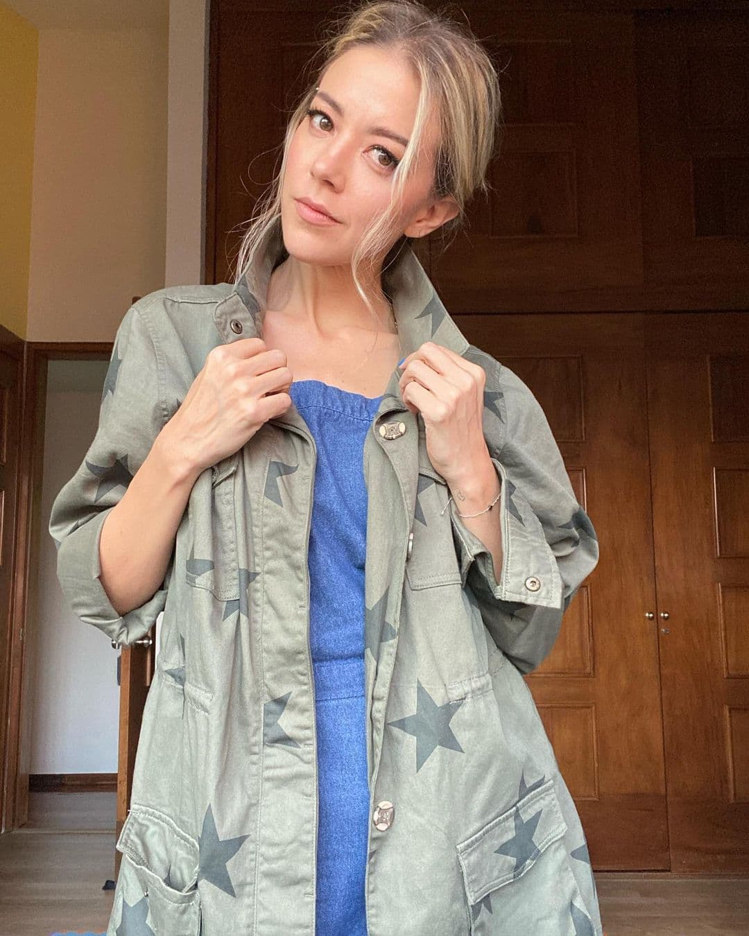 Fernanda Castillo escandaliza con look de cabello rosado