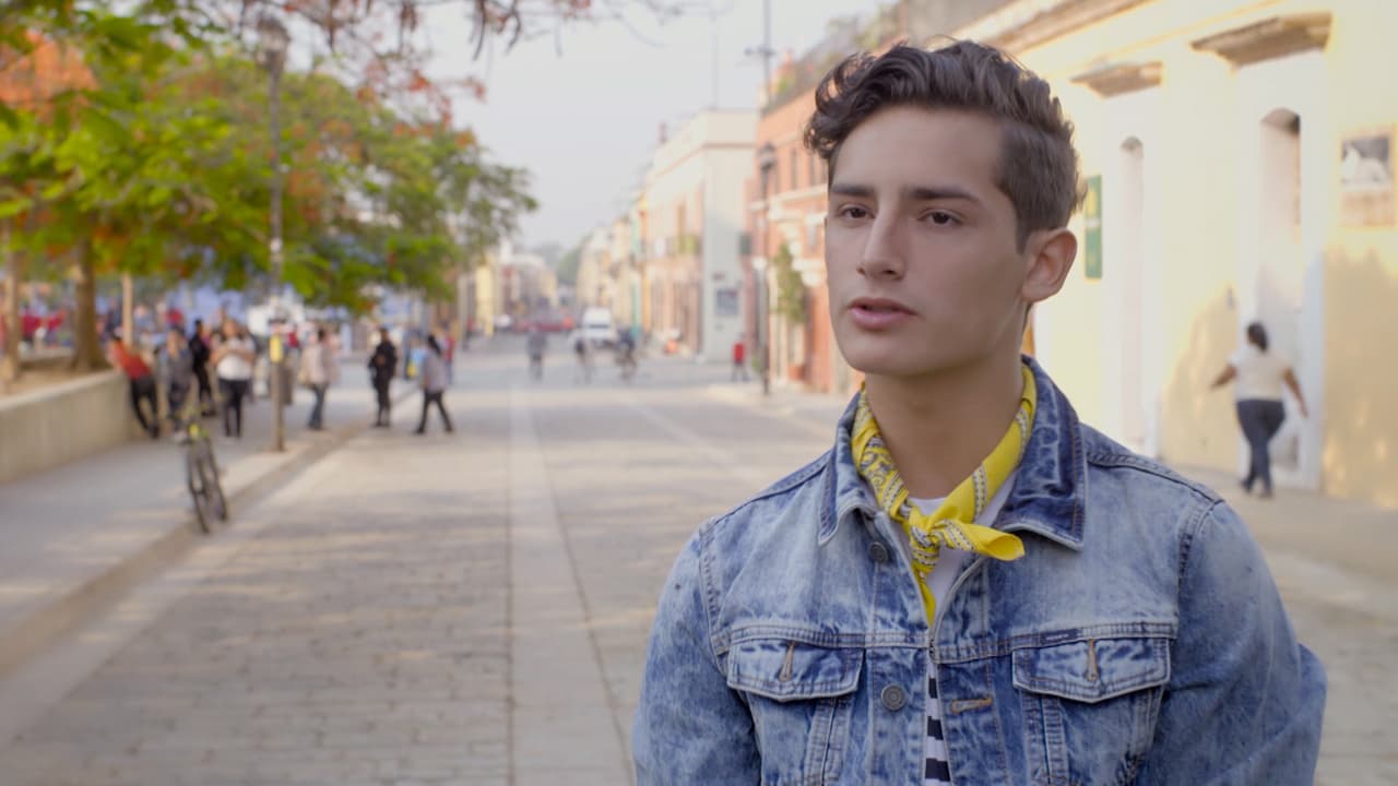 Aris consiguió chamba en un bar, donde mostró sus grandes dotes como bailarín.