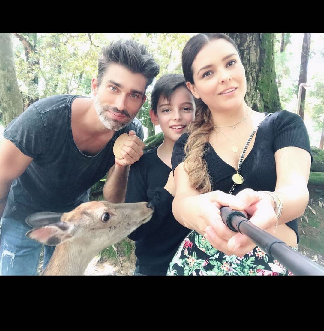 De acuerdo con ¡HOLA! TV, el empresario conoció en 2018 a Grettell Valdez, con quien sostuvo un tórrido romance por nueve meses hasta que durante un viaje a Japón le propuso matrimonio con ayuda de Santino, hijo que la actriz tuvo con Patricio Borghetti.