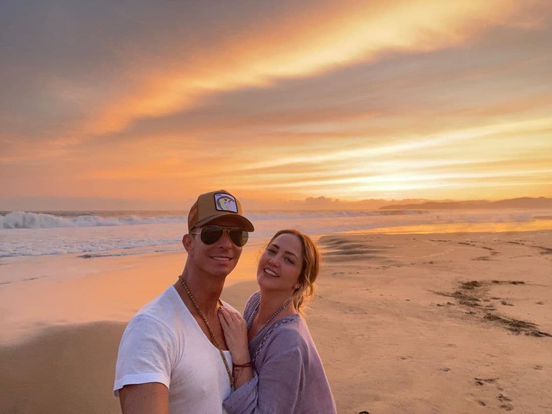 Andrea Legarreta no solo causó revuelo al lucir espectacular en bikini, también compartió románticas fotos junto a Erik Rubín, a quien le dedicó un amoroso mensaje: “Nosotros, te amo”.