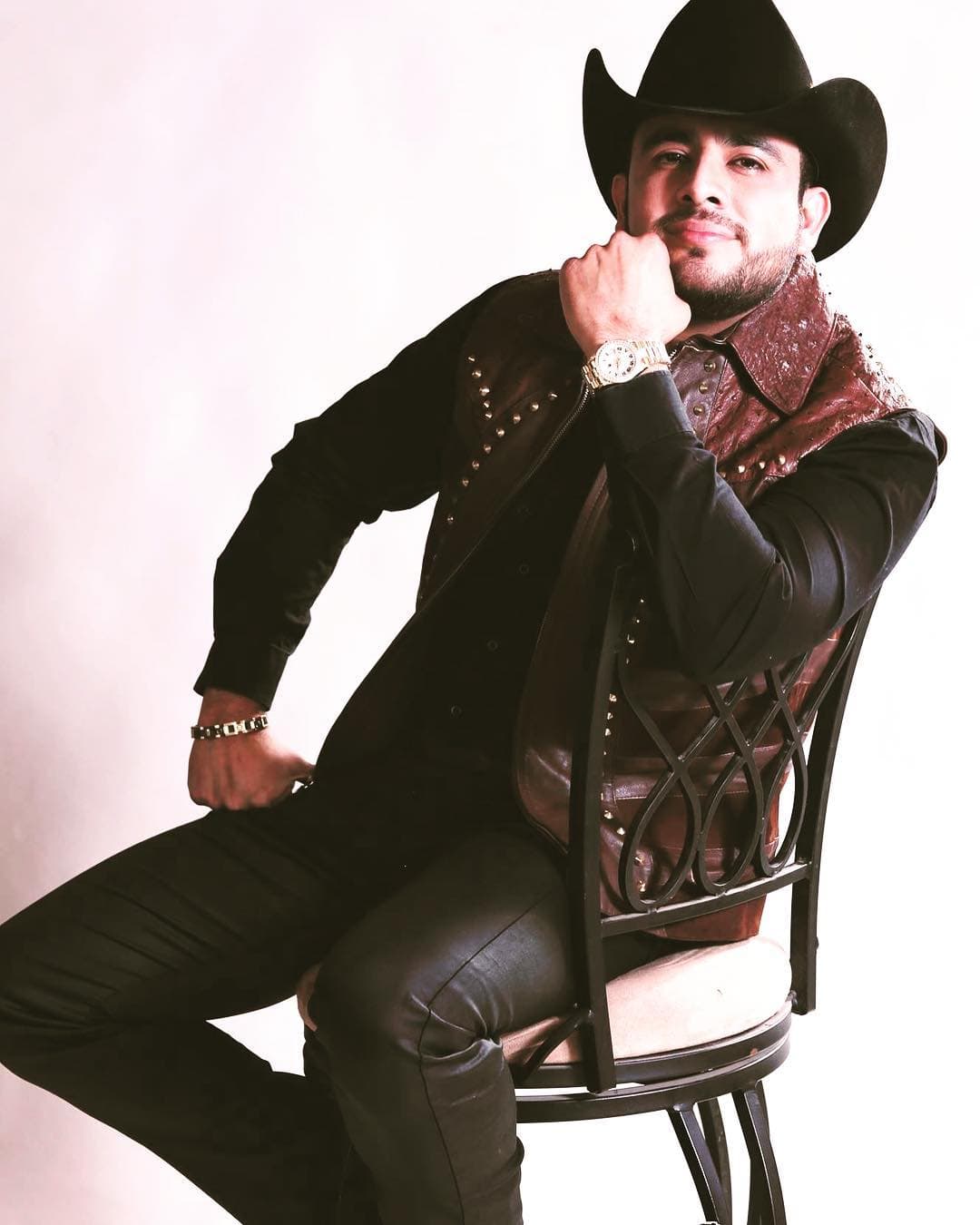 ‘El Gallo’ Elizalde sufre fuertes quemaduras en el rostro durante concierto