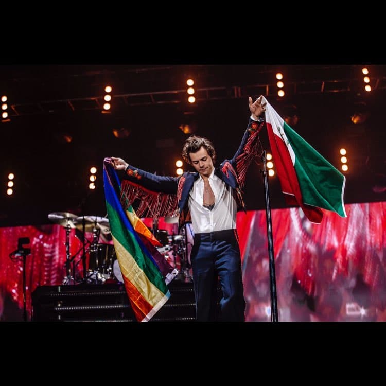 Este fin de semana Harry estuvo en México, no vistió precisamente Gucci, pero su estilo es muy autentico, ¿no creen?