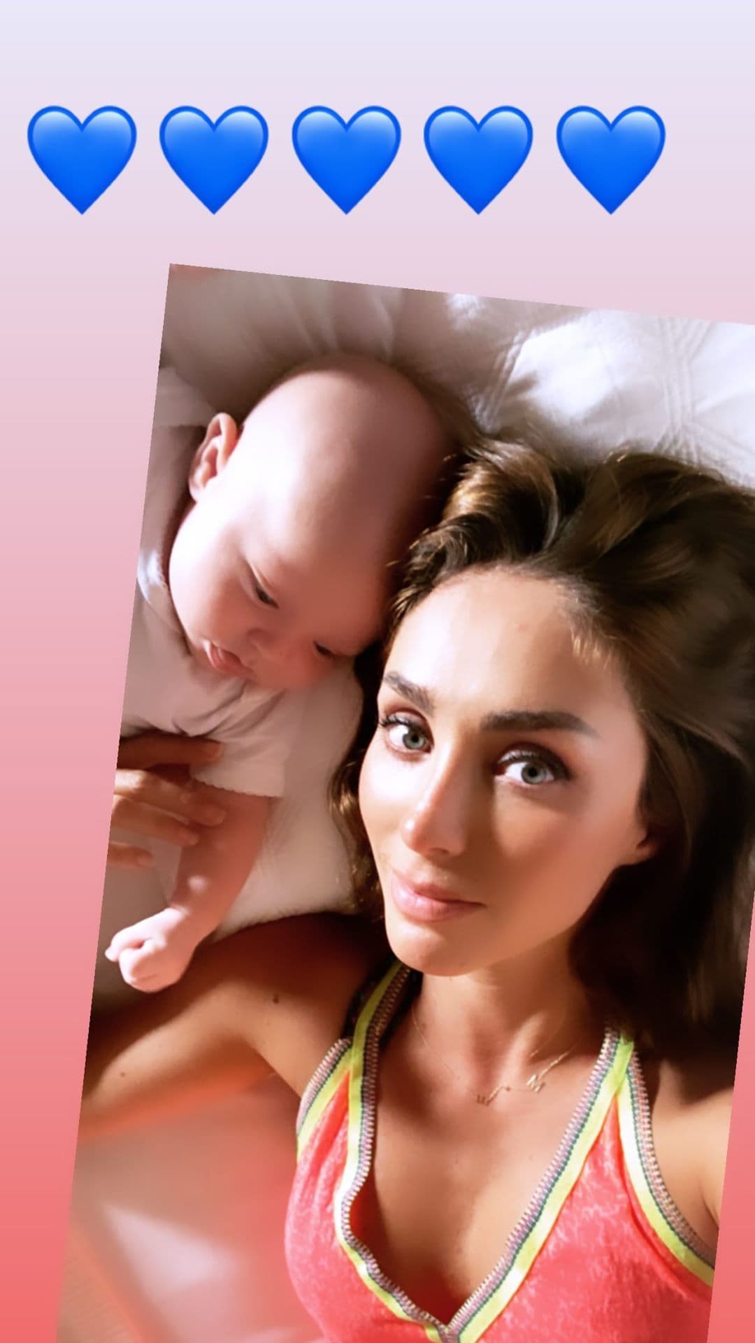 Este martes, y previo a la lluvia de memes que recibió por
<a href="https://www.unicable.tv/anahi-y-su-receta-de-enfrijoladas-sin-calorias-se-vuelven-virales?utm_source=push&utm_medium=other&utm_campaign=web">su “polémica” receta de enfrijoladas</a>, Anahí publicó una foto de su rostro al natural, posando junto a su hijo menor, Emiliano.