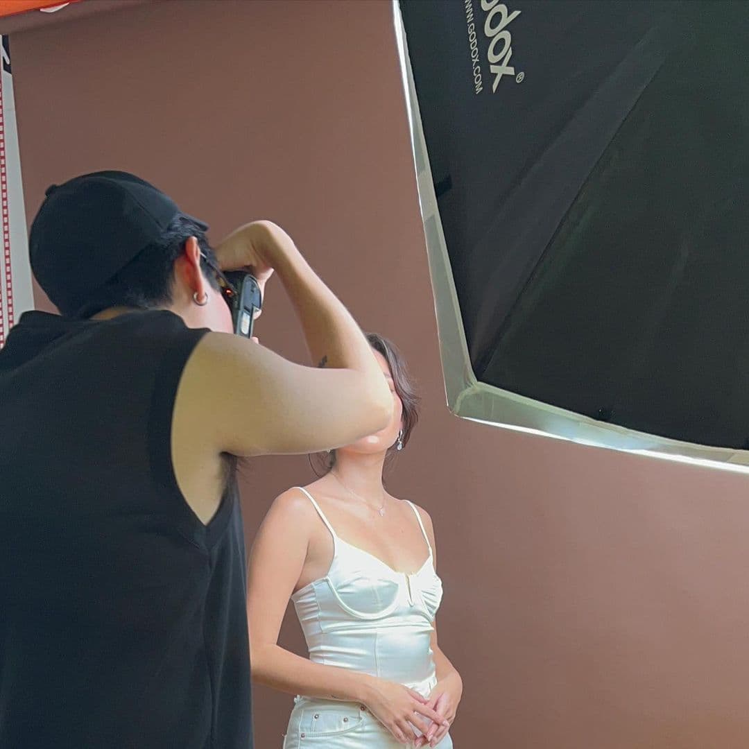 Camila, hija de Raúl Araiza, prueba faceta de modelaje