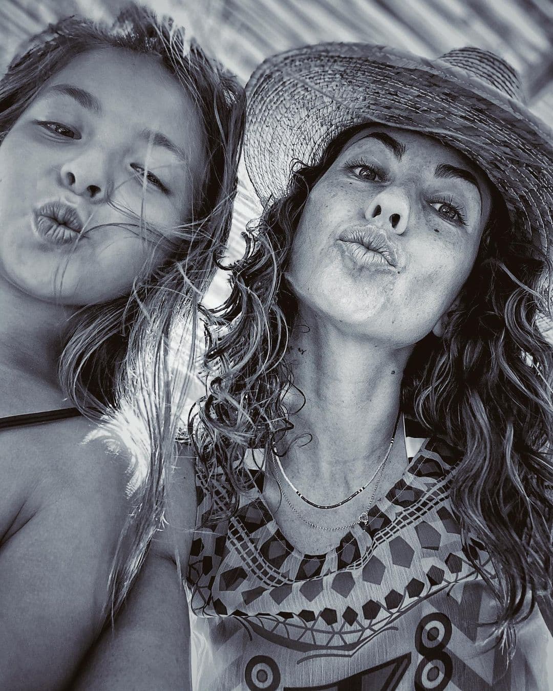 Además de llevar una alimentación sana y practicar ejercicio, Bárbara Mori ha compartido en diferentes entrevistas que uno de sus secretos de belleza es enfocarse en mantener su piel hidratada y utilizar lo menos posible el maquillaje.