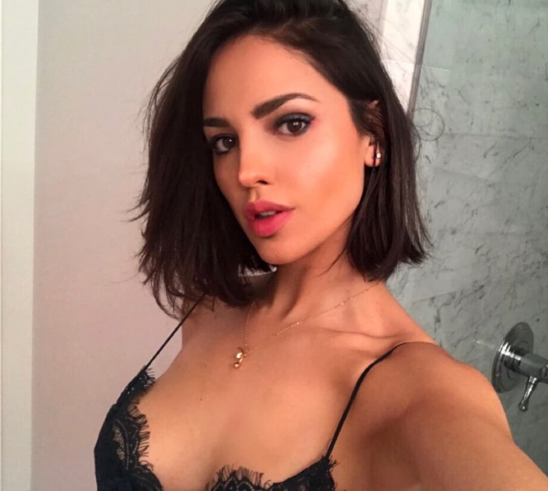 Eiza González presume tatuaje en zona íntima con diminuto bikini