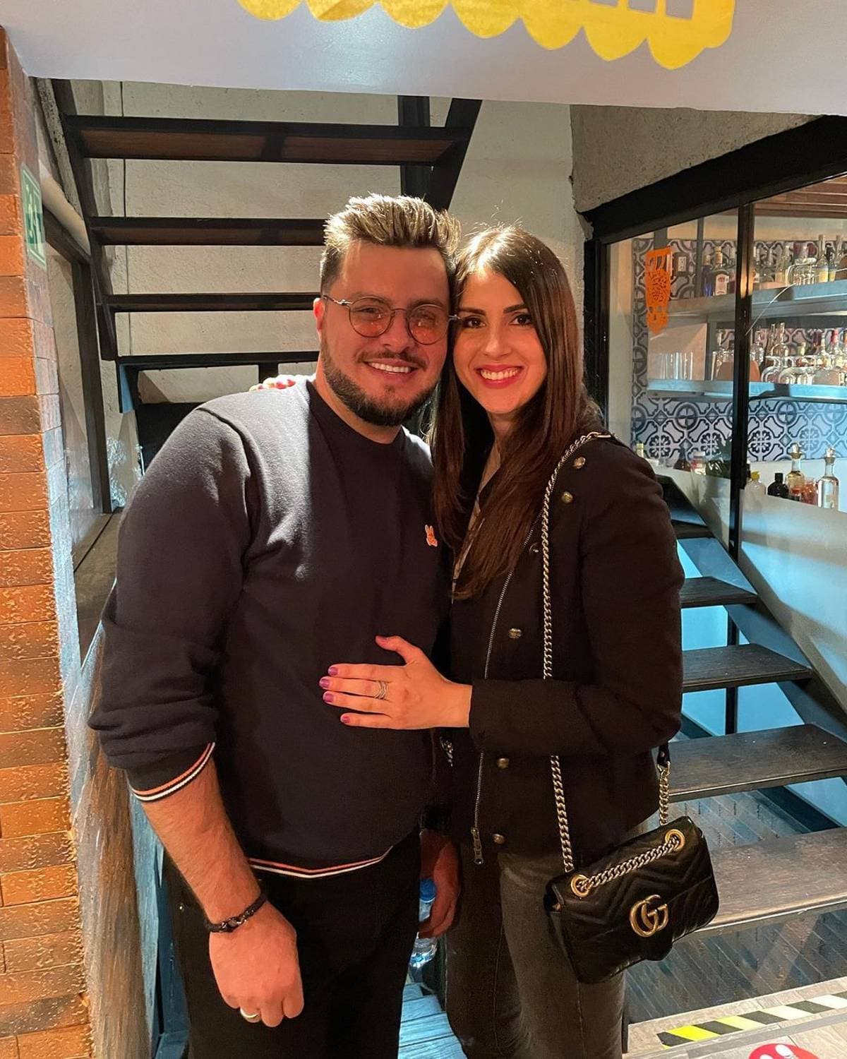 Novia de Paul Stanley presume su árbol de Navidad y exhibe la reacción del conductor.