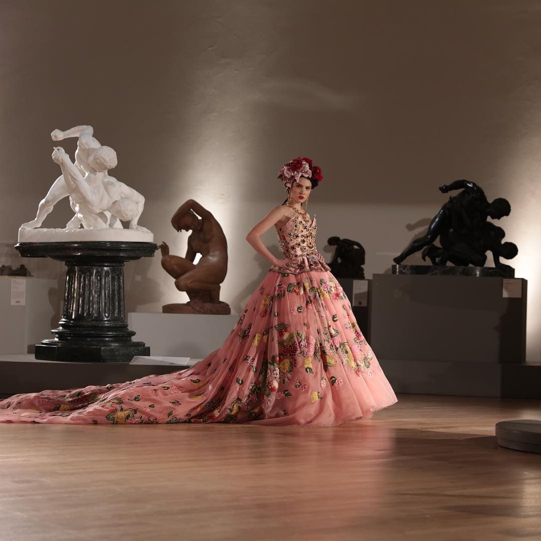 Lucieron flores, mariachi, banderas, religión y mucha referencias de Frida Kahlo.