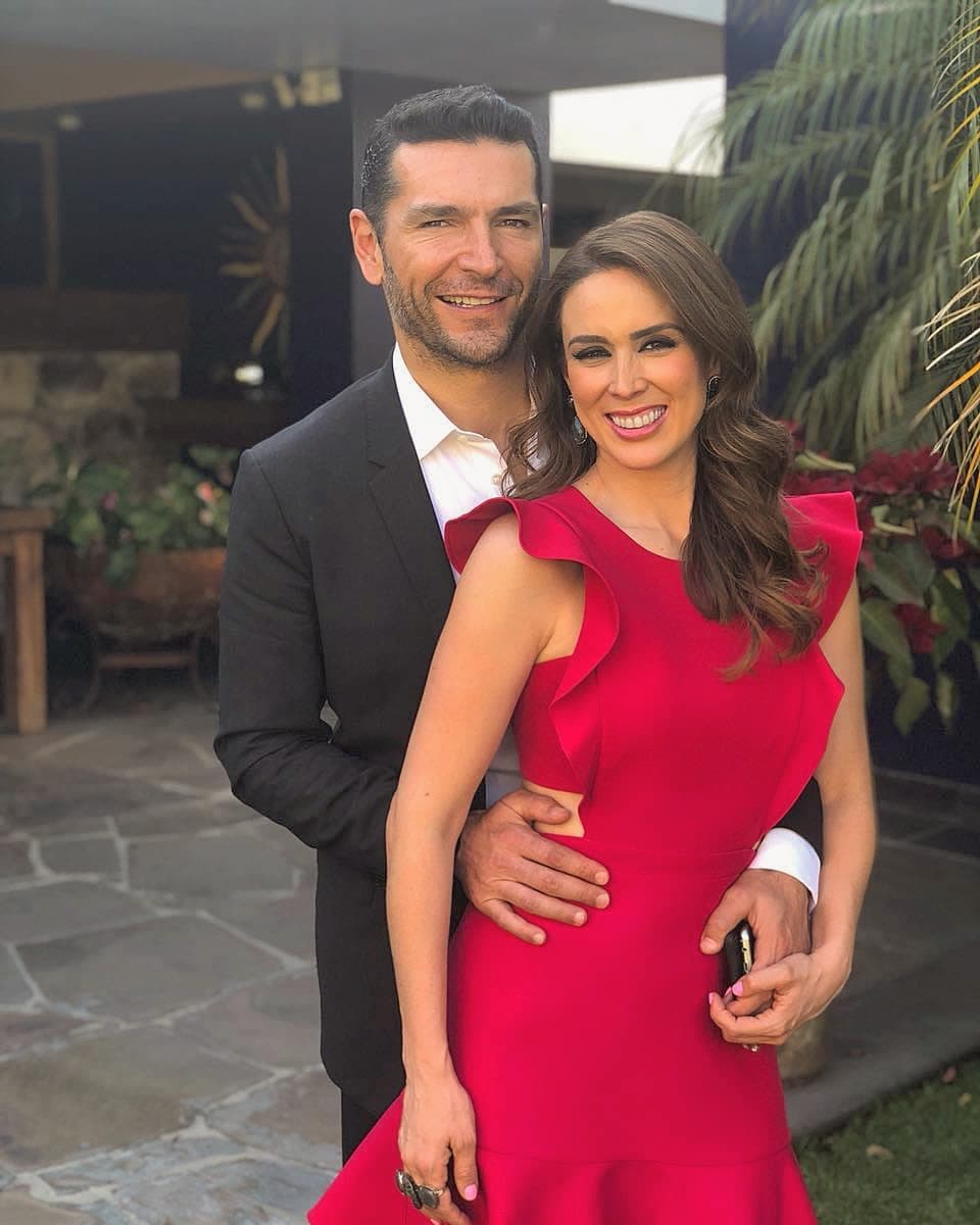 Jacky Bracamontes cumple 40 años y su esposo la festeja con tremenda serenata