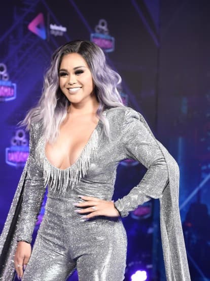 Gomita lució un vestido de Esteban Palazzo en la alfombra azul de Premios Bandamax.