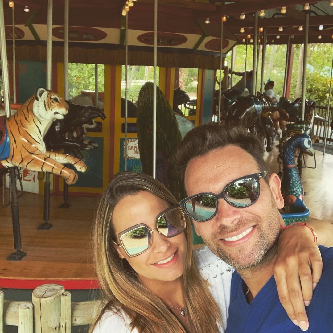 “Unas semanas después la encontré en un antro y le pedí su número para invitarla a salir al día siguiente. Cuando le escribí me dijo que tenía novio y ¡pum! Casi un año después nos volvimos a encontrar y literal, la tuve que perseguir para pedirle su número, que había perdido. Al final, me lo dio”, agregó.