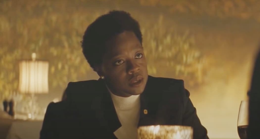 Warner Bros tenía la idea de convertir a 'Suicide Squad' en una franquicia, por lo que su siguiente pasó era enfrentar a Amanda Waller con Bruce Wayne. En la escena post créditos, estos dos personajes se encuentran en un restaurante. La mujer le pide ayuda a Bruce para mantener los eventos de la película ocultos al público. El millonario acepta a cambio de información de los metahumanos conocidos, seguramente para tenerlos en cuenta como candidatos a la Justice League.