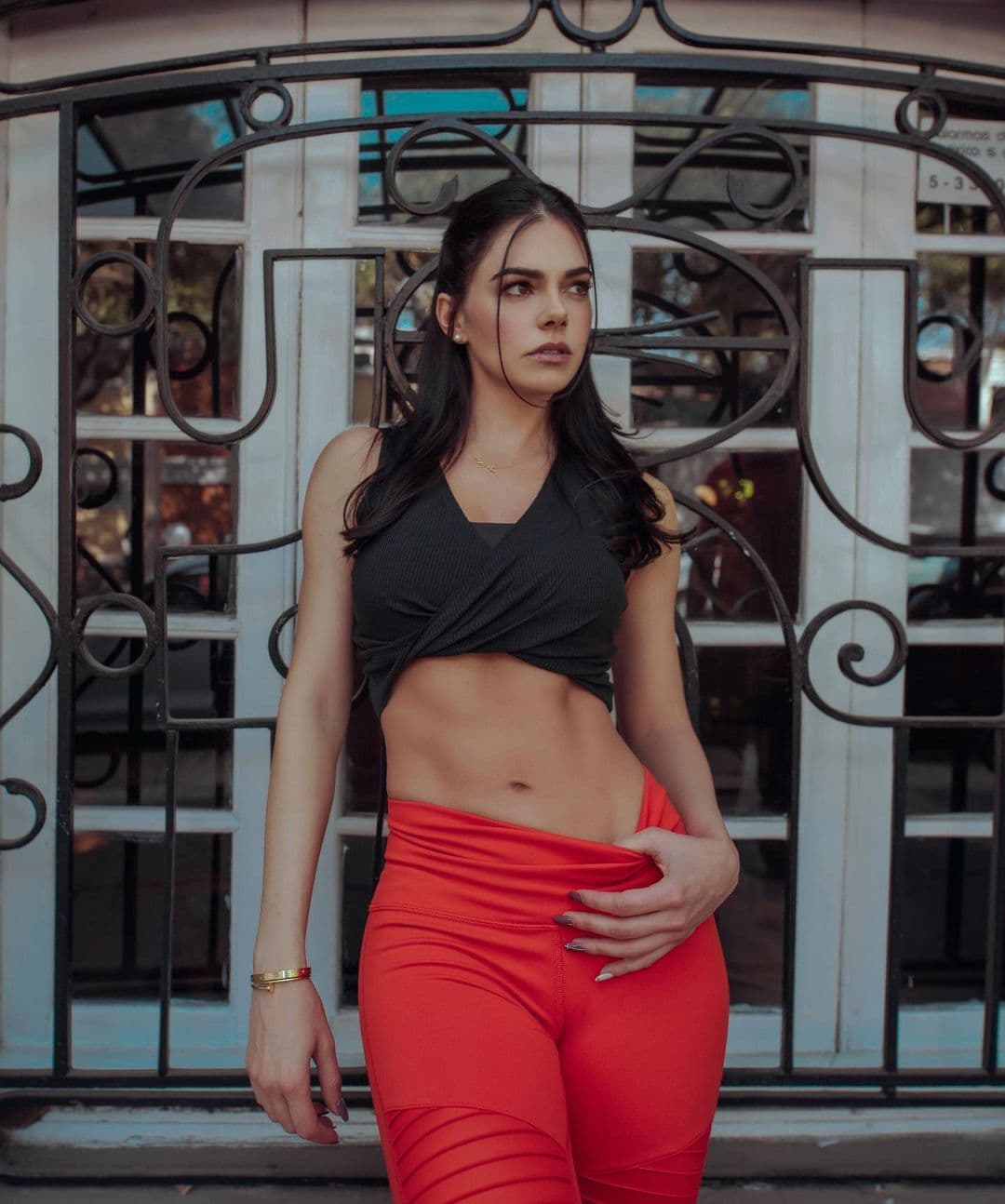 Livia Brito luce irreconocible en foto del pasado e impacta al presumir abdomen plano