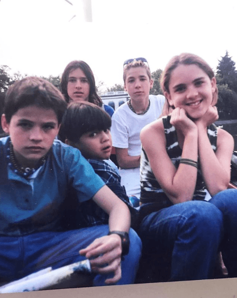 Y es que, en realidad los hermanos Gómez son cinco: Hixem, Jairo, Zoraida, Eleazar y Alizair. Incluso, en la década de 1990, los primeros cuatro formaron parte del grupo musical Los Rollers Gómez, creada por el productor musical Luis de Llano, quien es mejor conocido por estar detrás de otras famosas agrupaciones como Timbiriche y Kabah.