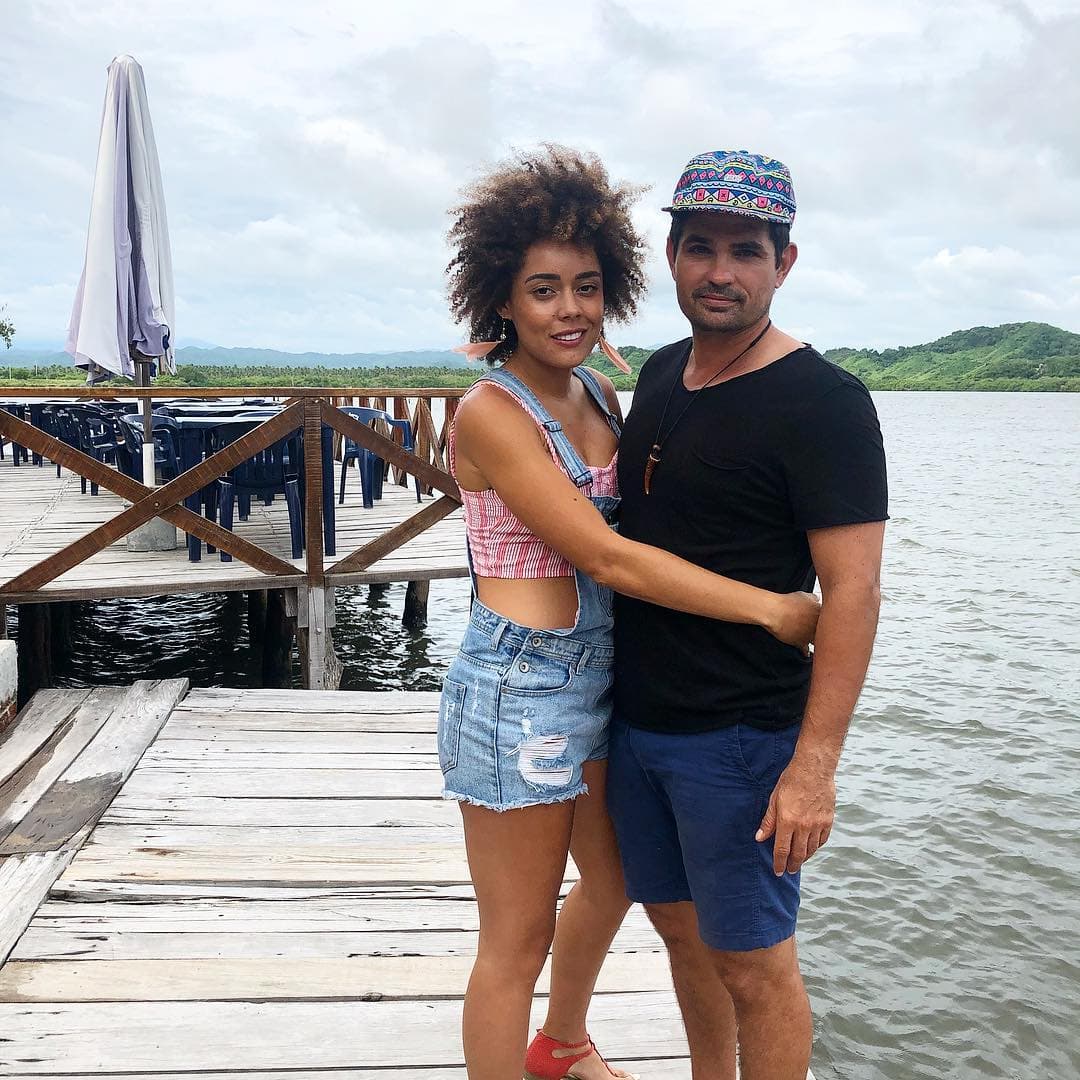 Ferdinando Valencia presume lo delgada que luce su pareja a dos semanas de dar a luz