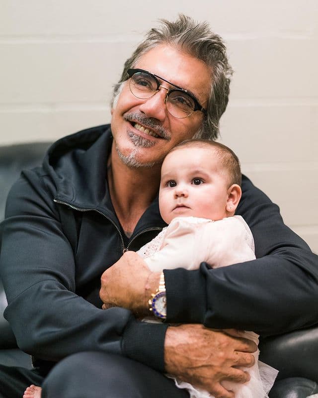 Alejandro Fernández derrite las redes con las fotos más tiernas de su nieta Cayetana.