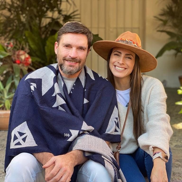 Novia de Julián Gil habla del estado del actor tras contagiarse de Covid-19 y pide no los señalen