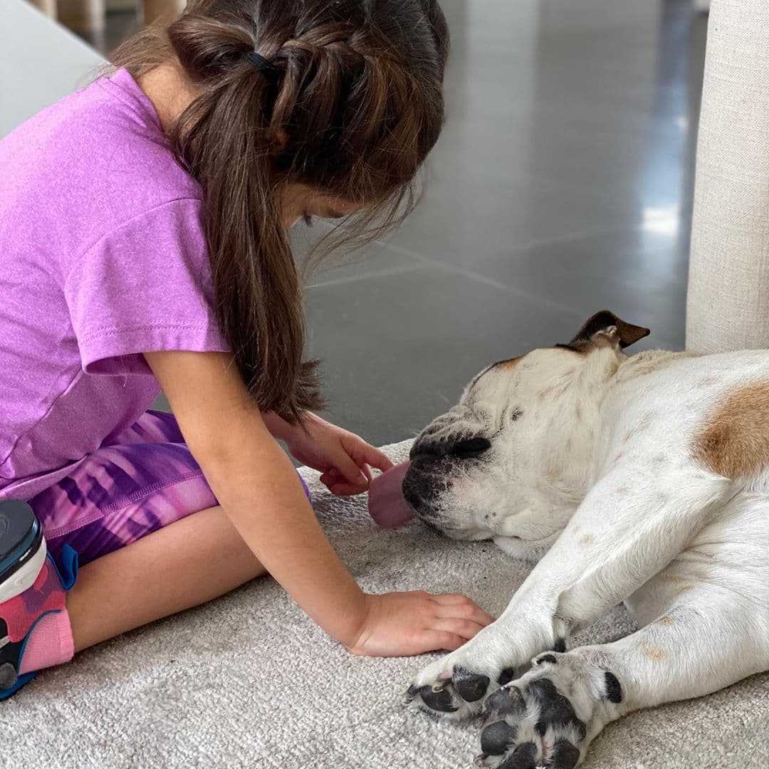 A través de su cuenta oficial de Instagram, la esposa de Eugenio Derbez mostró que Fiona es un integrante más de su familia y sobre todo destacó el gran amor que su primogénita siente por ella, ya que han crecido juntas.