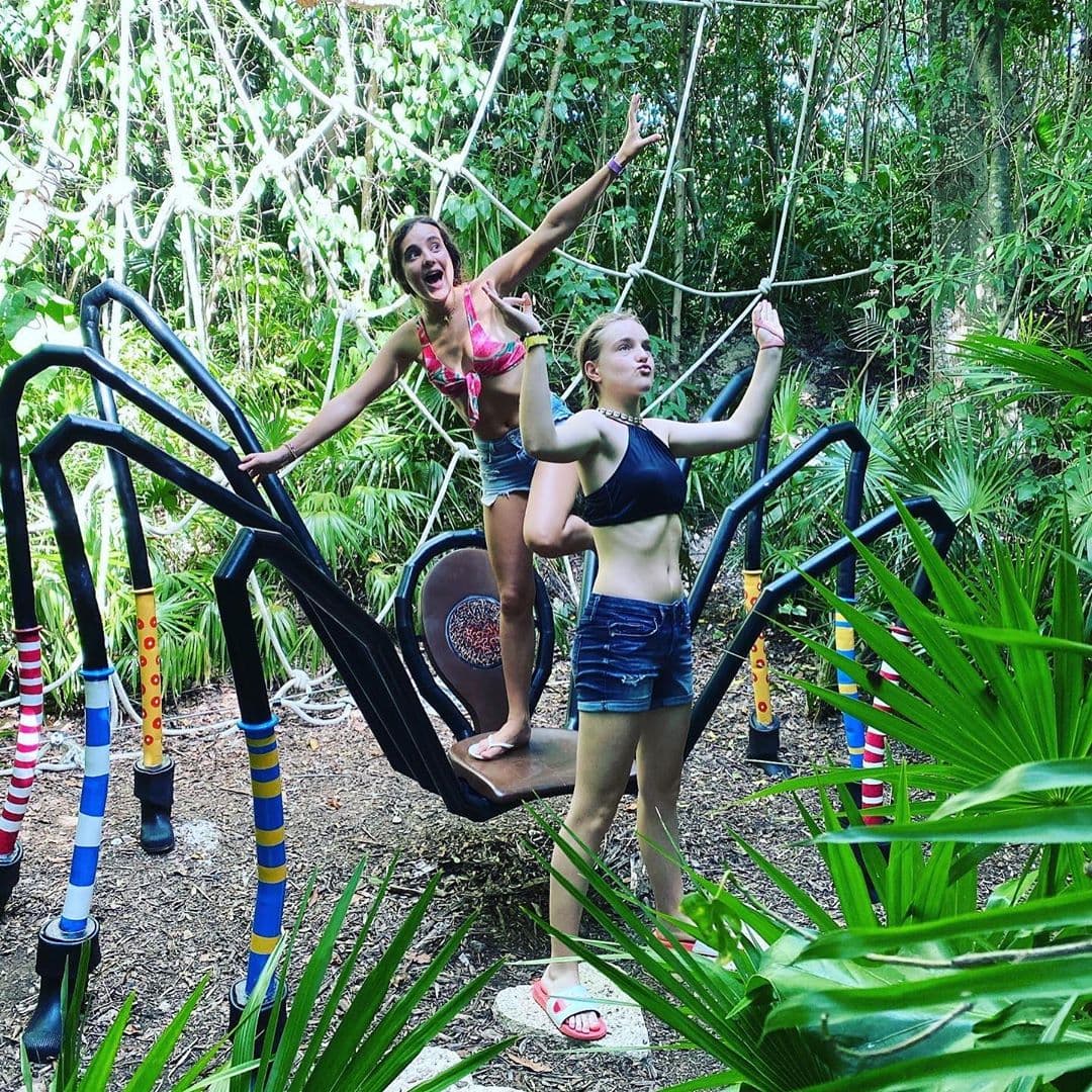Otra de las acompañantes más recurrentes de la joven es su hermana Aitana, a quien le dedica tiernos mensajes: “Eres mi persona favorita en el mundo entero”.