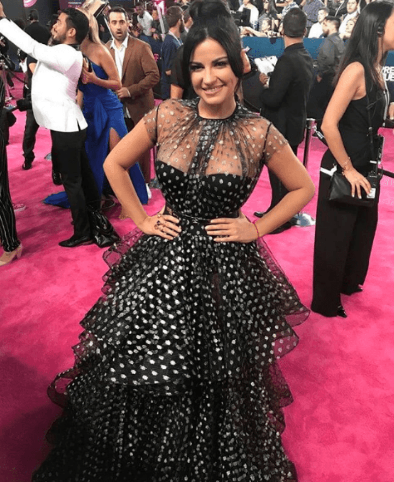 Aunque su atuendo no le favoreció mucho, Maite Perroni lució como una reina.