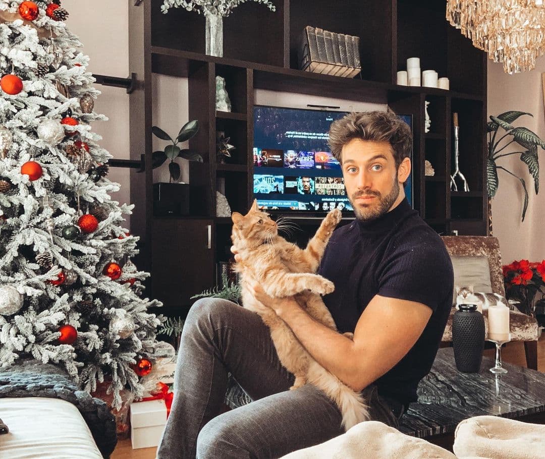 Lambda García también es amante de las mascotas, pero a diferencia de sus compañeros de Hoy, el conductor es dueño de una gatita, quien lleva por nombre Hennessy.