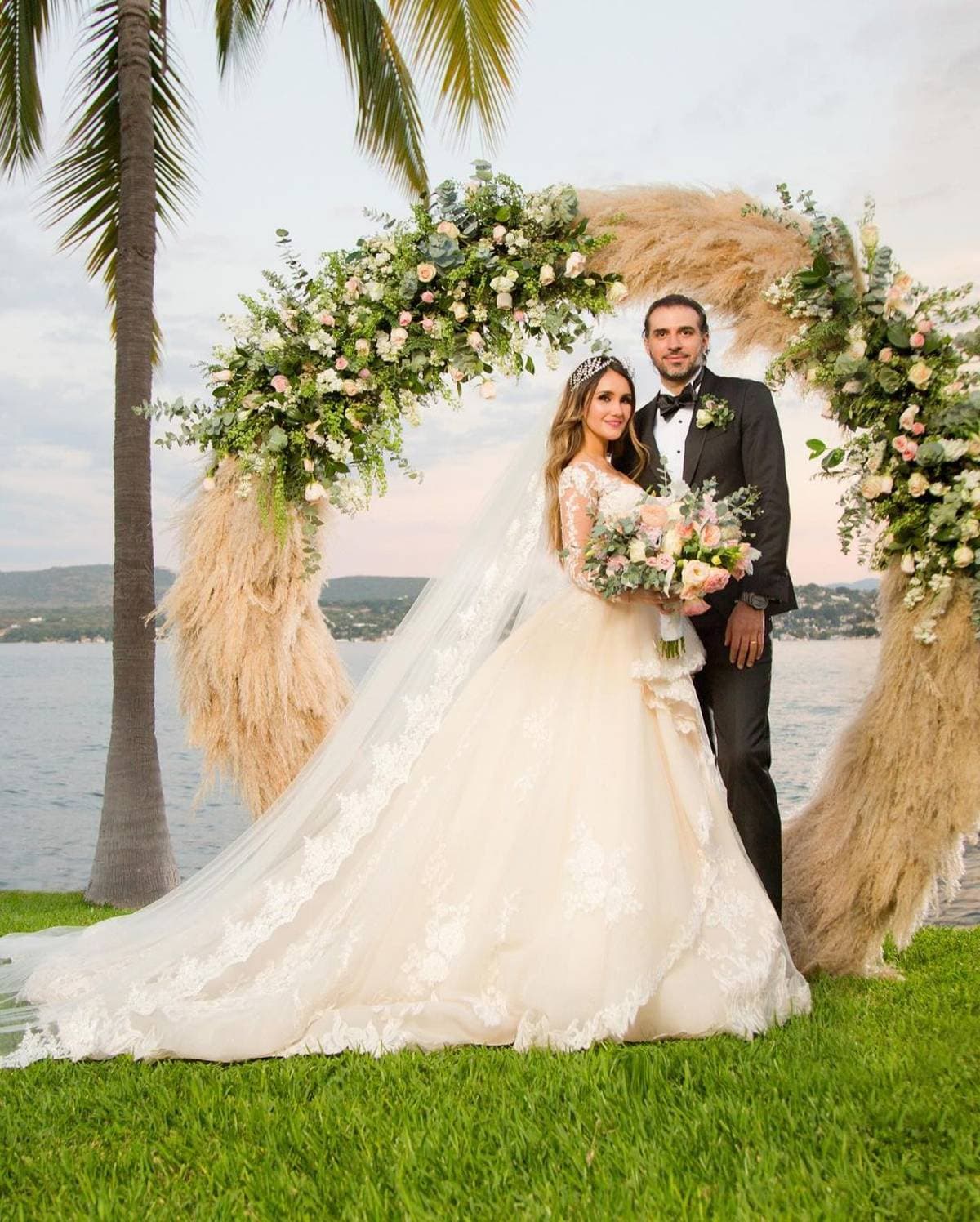 Dulce María y Francisco Álvarez. Luego de tres años de novios, la pareja se casó el 9 de noviembre de 2019 en un íntima ceremonia en Tequesquitengo, Morelos. Mientras que en diciembre de 2020 le dieron la bienvenida a su primera hija en común. El productor es 11 años mayor que la exRBD.