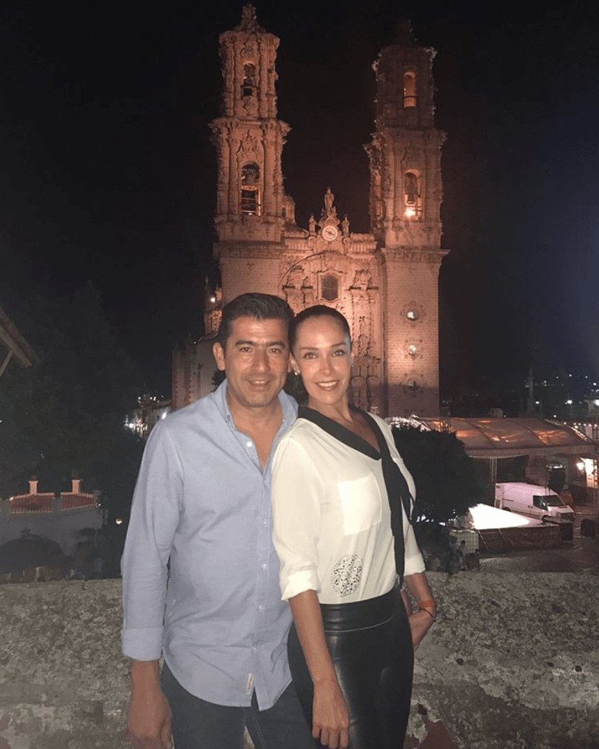 Sharis Cid e Isaías Gómez de paseo en Taxco.