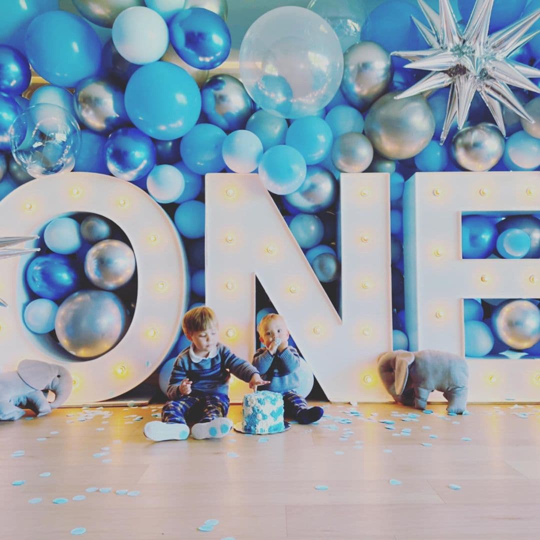 En las imágenes, aparece Emiliano detrás de un pastel y frente a un gran letrero que dice ‘One' (uno) e infinidad de globos de color azul.