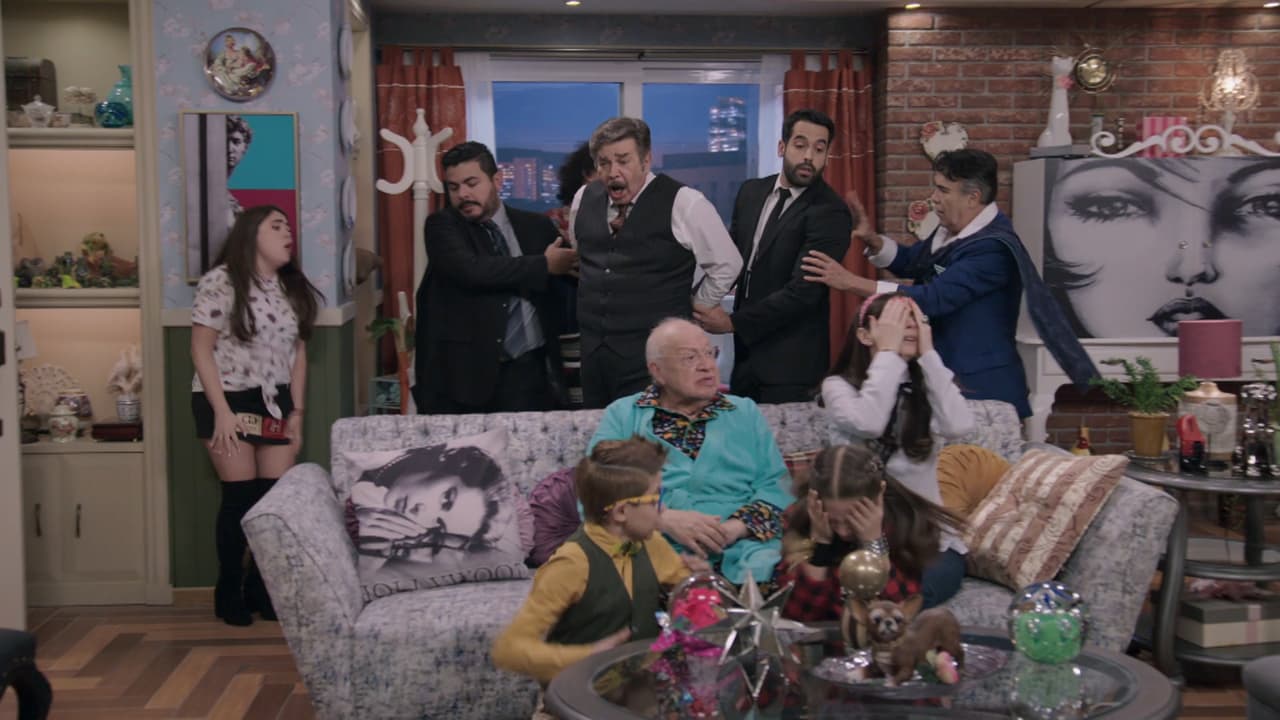 De inmediato llegan unos policías a buscar a Plácido, quien es llevado ante las autoridades por no haber pagado el predial de la casa que se les incendió por culpa del abuelo al inicio de la segunda temporada de la serie. Misma que se ganaron en un concurso por televisión en el final de la primera temporada.