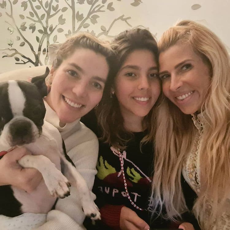 La más pequeña de las medias hermanas de Frida Sofía es Beatriz Moctezuma Pasquel.