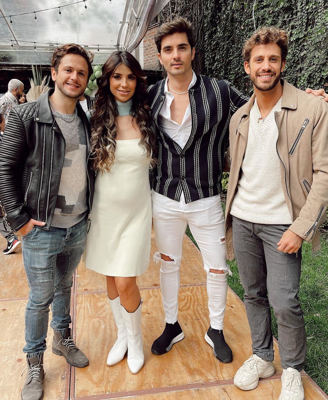 Luego, la pareja acudió como invitada al programa Hoy donde le pidieron formalmente a Lambda García convertirse en su compadre. “Nos gustaría que fueras el padrino de nuestro bebé”, lo que hizo al conductor romper en llanto. “Él siempre ha estado conmigo, conoce toda mi vida y qué mejor que él”.