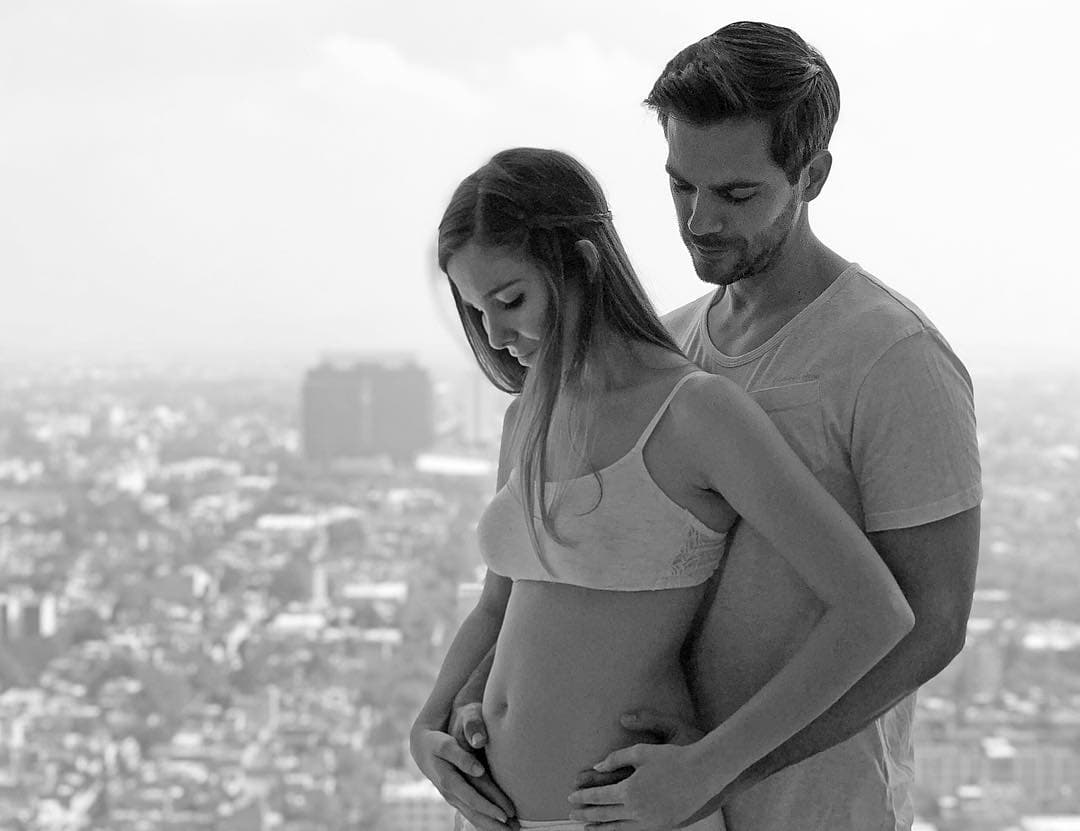Marc Clotet, nuevo galán de 'Por Amar sin Ley', espera junto a su pareja Natalia Sánchez, a su primer hijo juntos