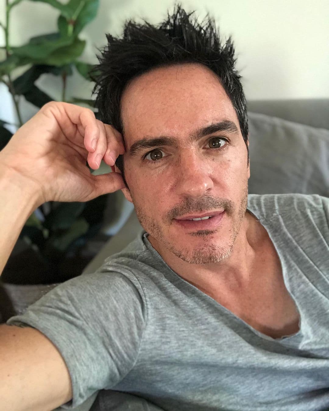 Mauricio Ochmann sube la temperatura con sensuales fotos desde la regadera: "Yo te seco"