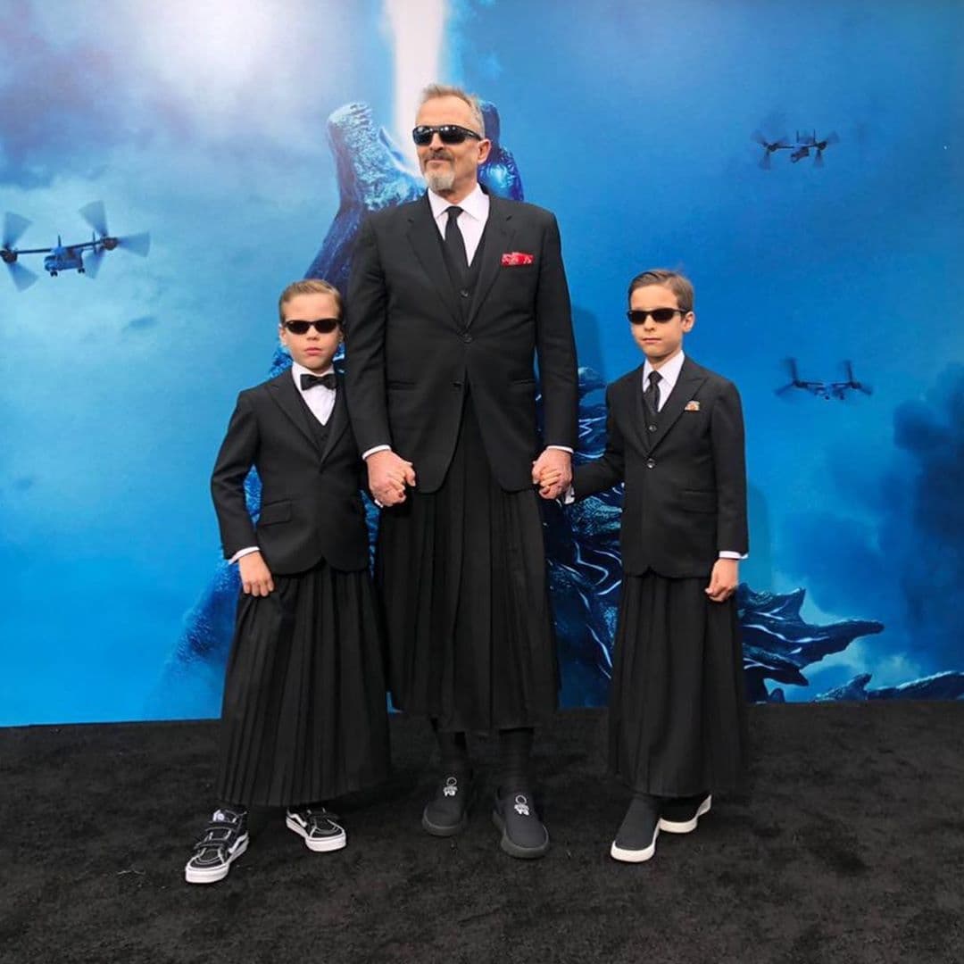 Con lentes oscuros y falda, Miguel Bosé muestra por primera vez el rostro de sus hijos