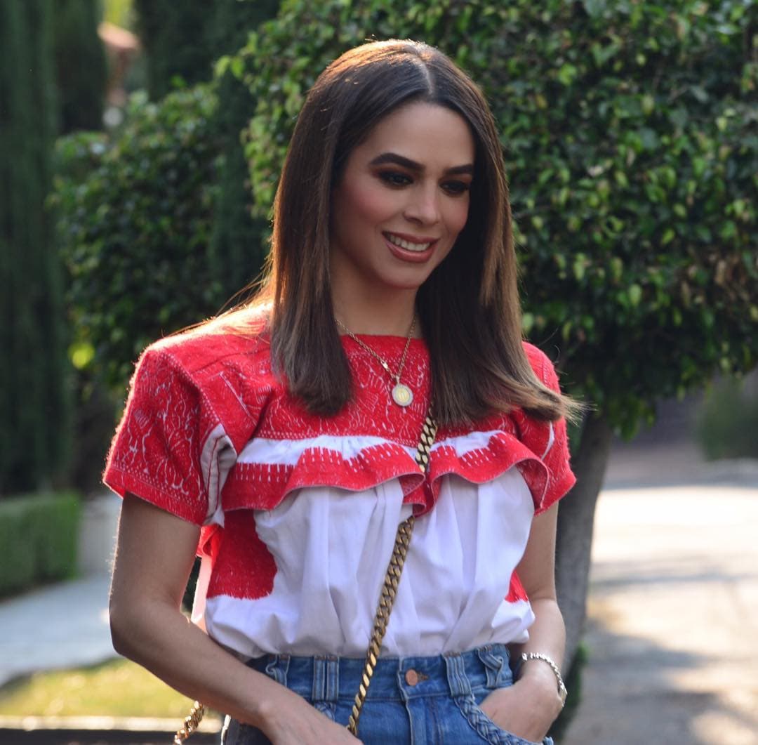 “Wow, pero biby pareces hermana de tus hijas. Siempre linda y joven”, “Biby estás hermosísima, no pasa el tiempo para ti”, “Parecen hermanitas”, “Guapísimas, Biby por ti no pasan los años”, “Te ves tan joven”, son algunos de los mensajes que recibió Biby Gaytán.