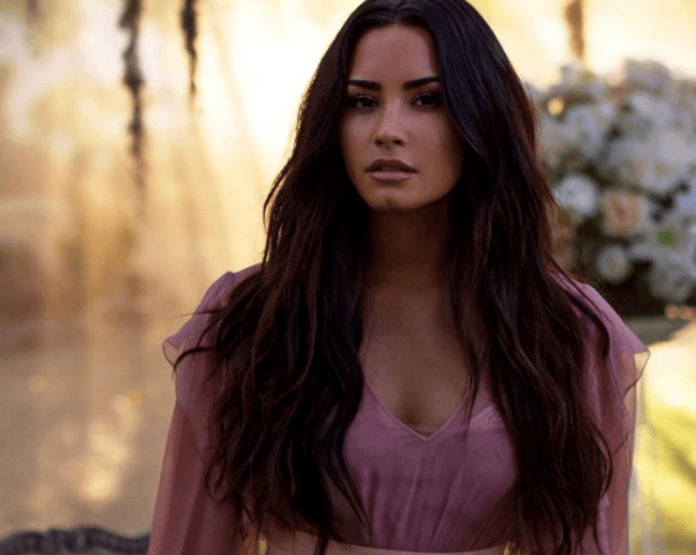 Demi Lovato paraliza a seguidores con tremendo escote
