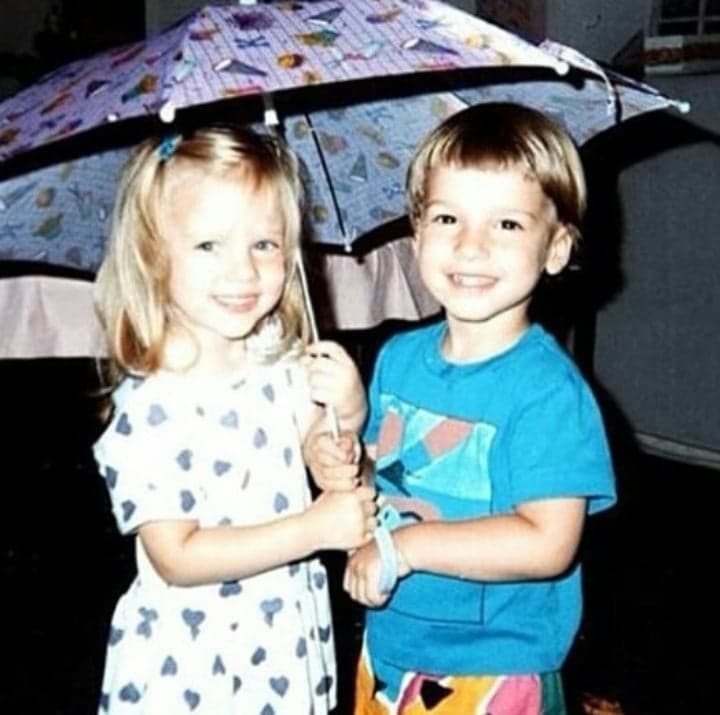 Scarlett junto a su hermano Hunter Johansson