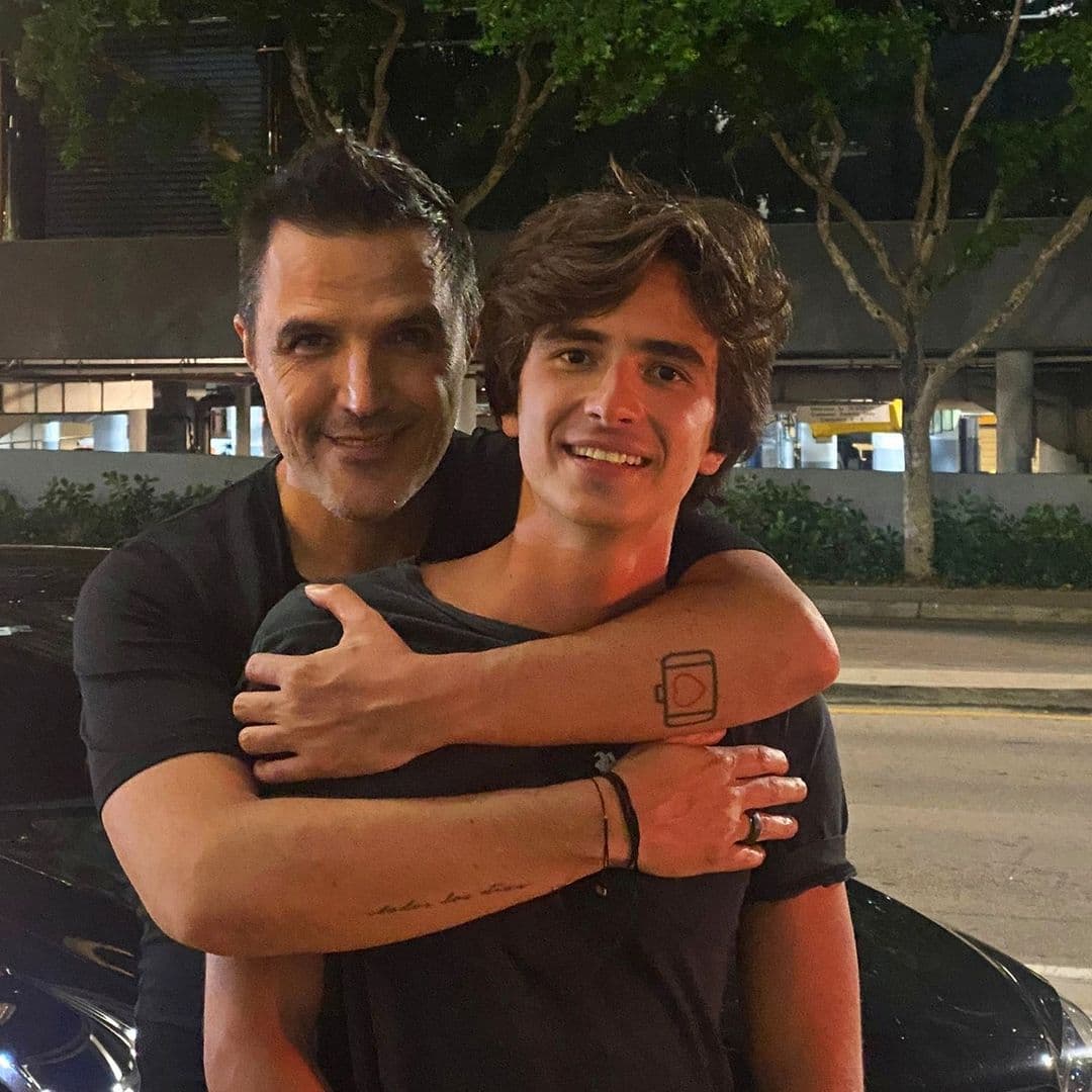 El primogénito del productor es Max, quien hace unos días cumplió 21 años y el cual incluso vivió una temporada con Rovzar y Claudia Álvarez antes del nacimiento de su hermanita Kira.