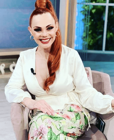 Y es que, luego de someterse a una decena de cirugías plásticas para tratar de enmendar lo que una bacteria, un accidente automovílistico y su adicción a la cocaína hicieron en su nariz, Campuzano ha conseguido mejorar el aspecto de su rostro.