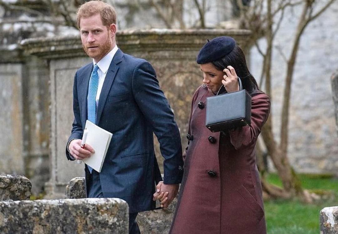 El tono elegido fue borgoña, que acompañó con un bolso Victoria Beckham para el bautizo de Lena Tindall, ahora ahijada del príncipe Harry.