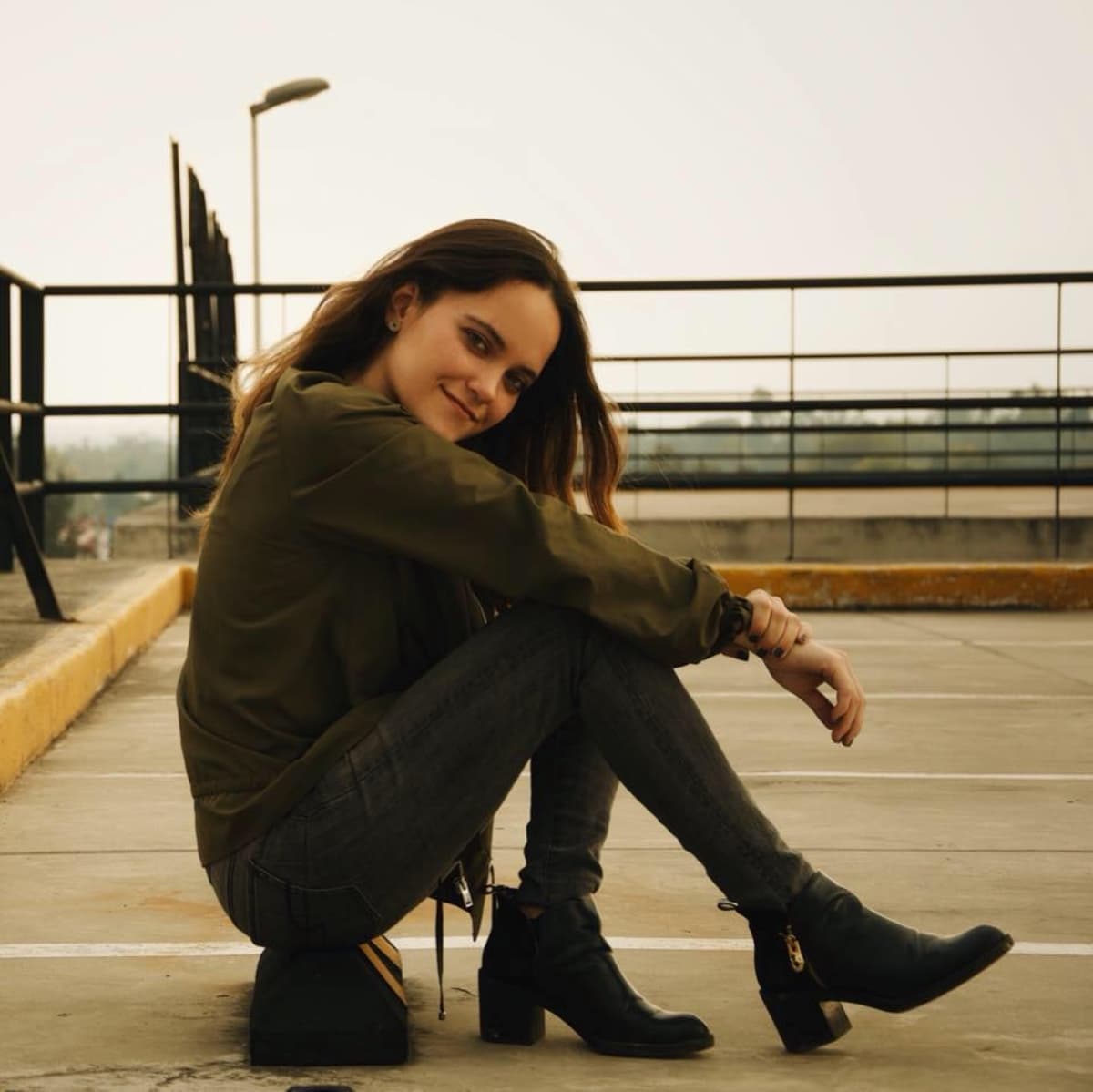 Sin embargo, optó por alejarse del escrutinio público y se centró en sus estudios, graduándose del Instituto Tecnológico Autónomo de México.